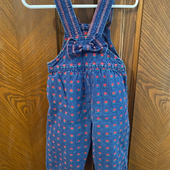 Vintage Oshkosh B’Gosh Floral Overalls
- Size 18 Months
Floral Rose line - Picture 6 of 11